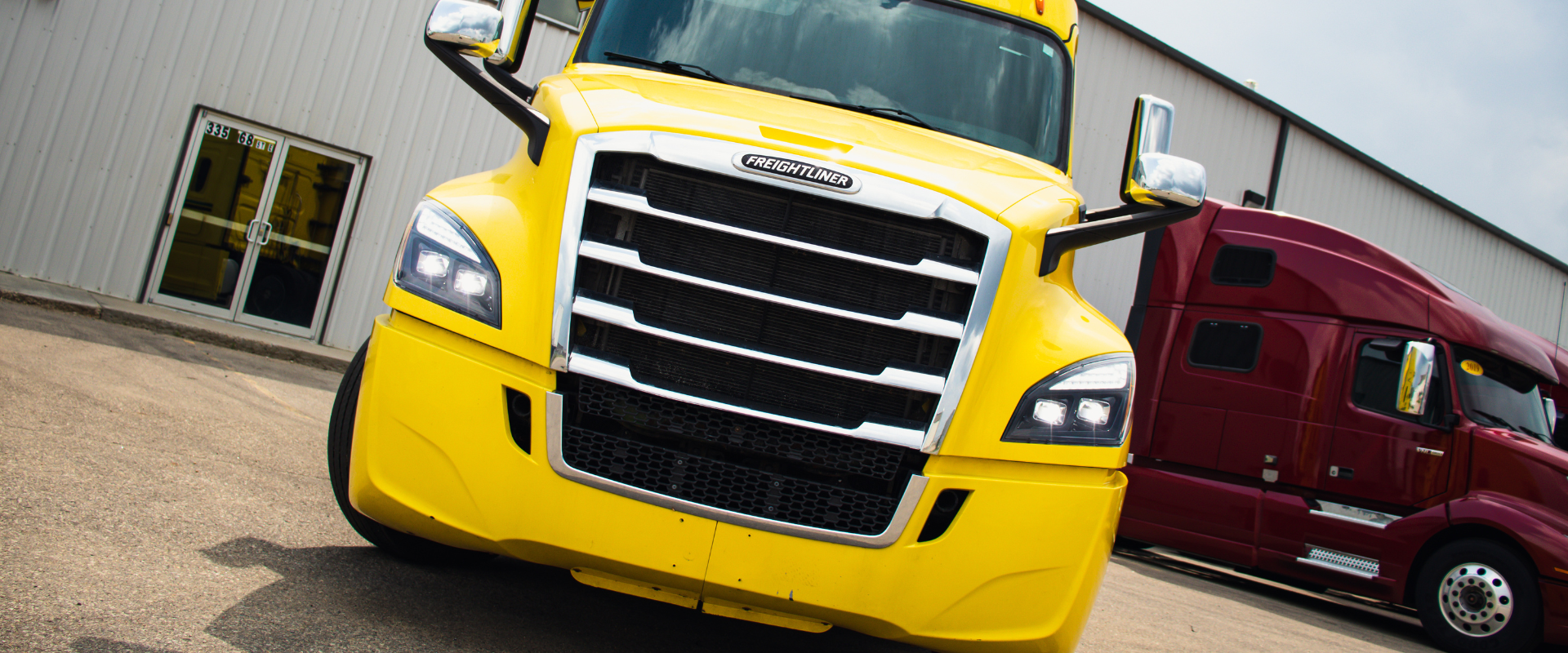 Freightliner Cascadia 燈光升級:LED Projectors重新定義卡車頭燈