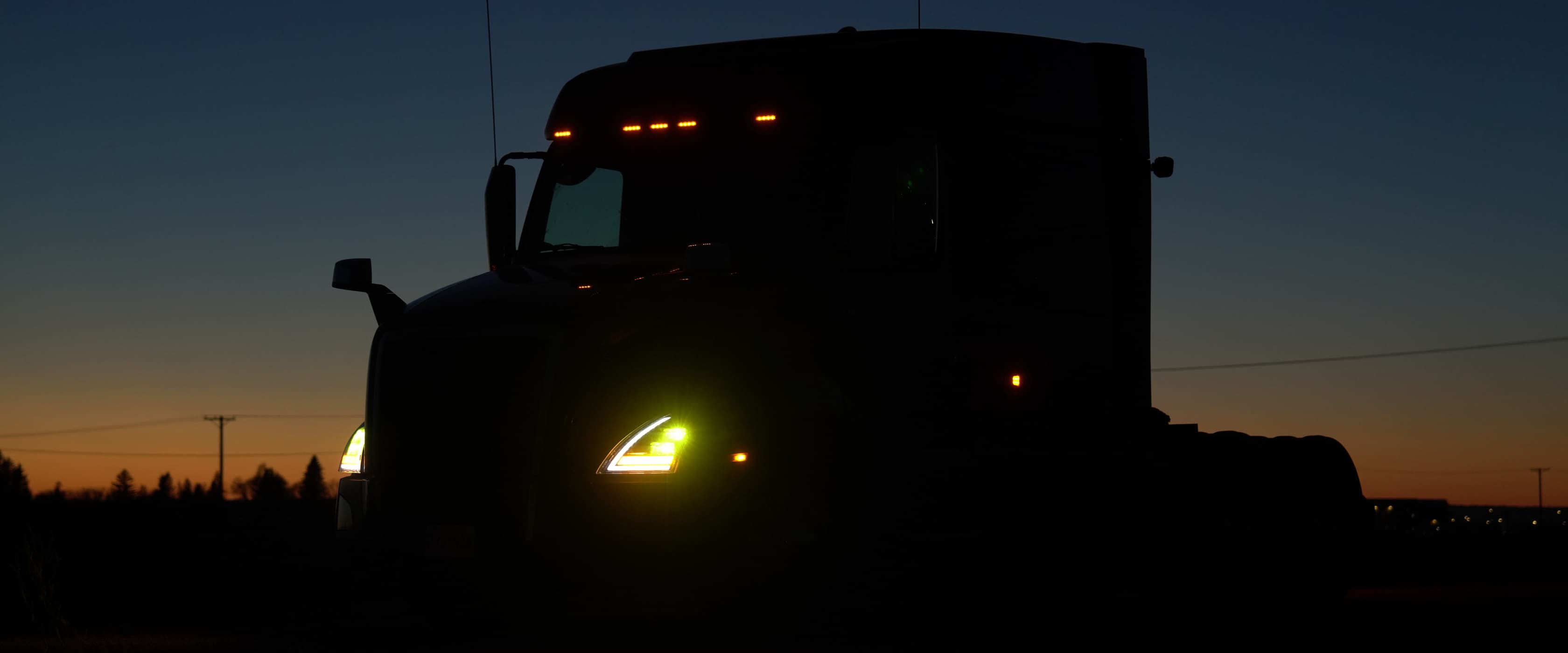 Volvo 卡車黃光上陣,照破黑夜與濃霧