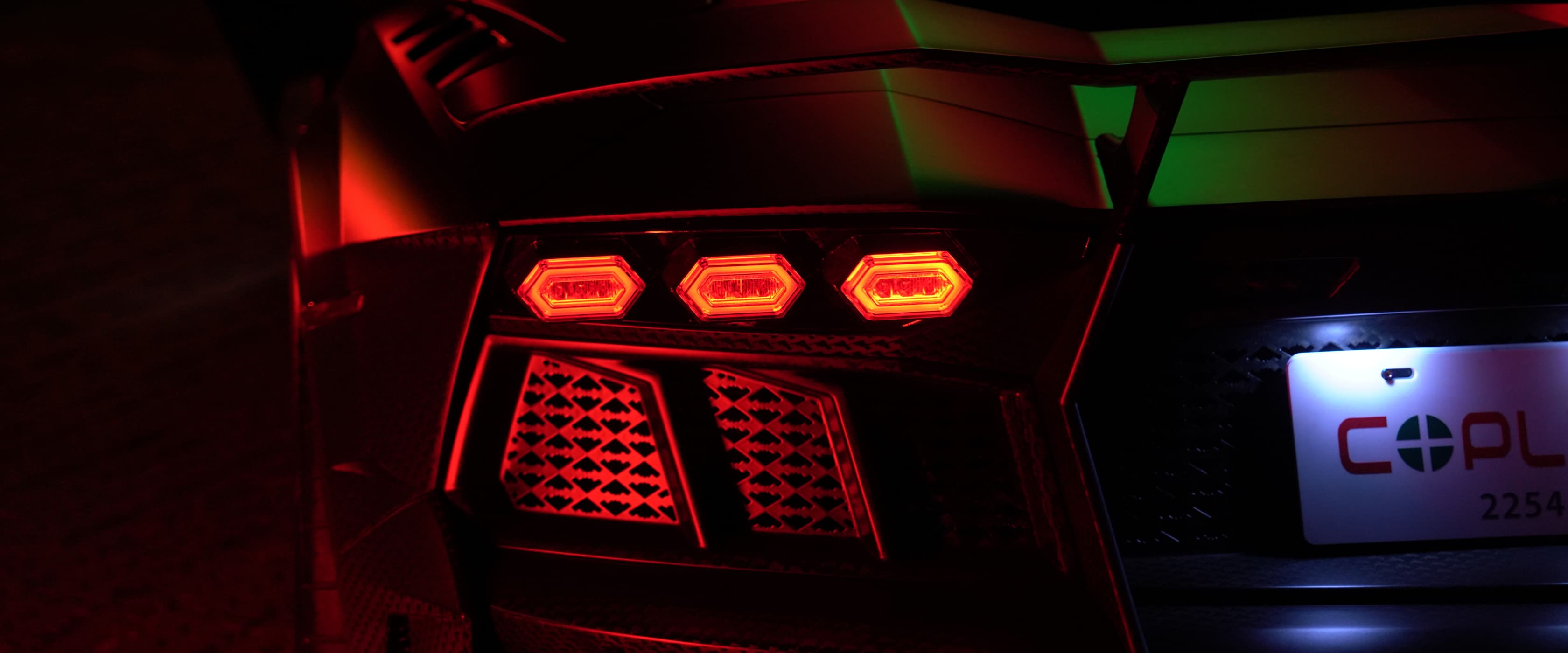 點亮 Aventador 的極速態度