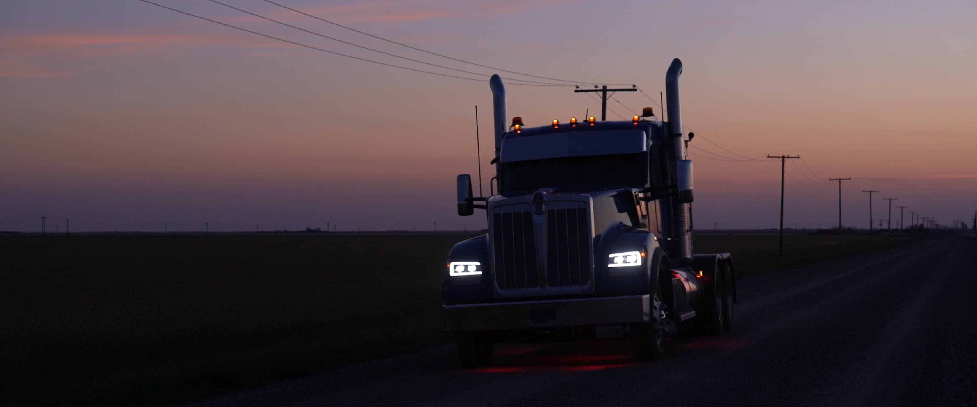 236% 更亮白光，Kenworth W990 全新升級