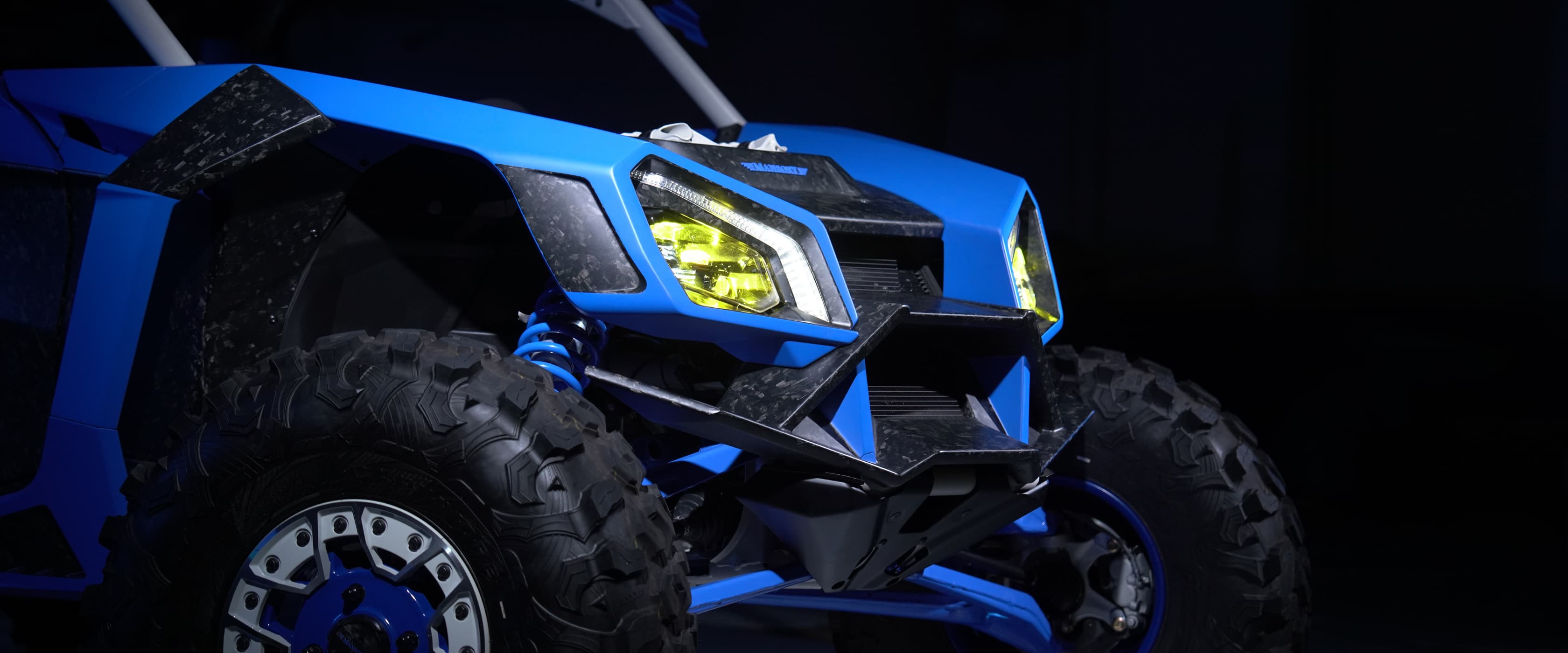 Maverick 夜行者，黃光引路！